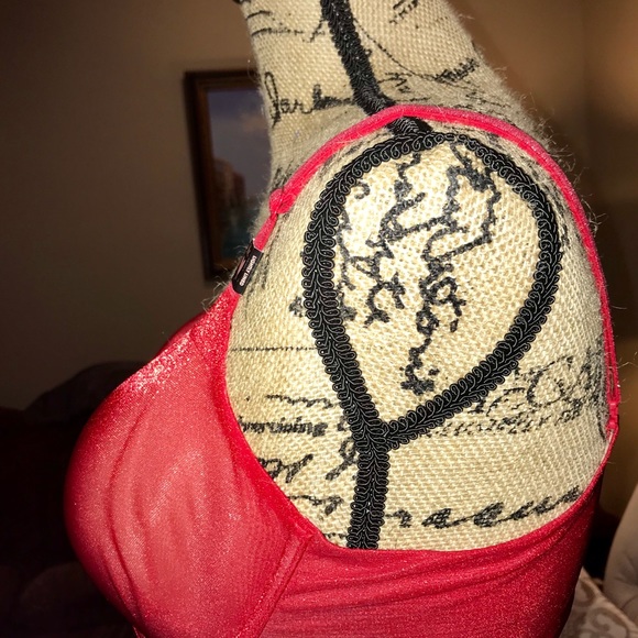 Victoria ‘s Secret NWT red shimmer bra 36C - Picture 5 of 8
